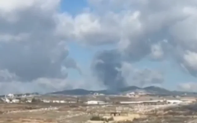 De la fumée s'élève de la région de Jarmaq, dans le sud du Liban, à la suite d'une frappe aérienne israélienne, le 12 décembre 2025. (Capture d'écran de X/Al Jazeera)
